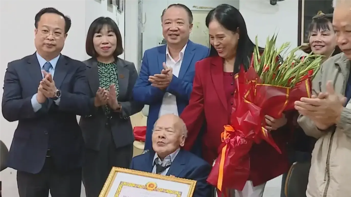 Trao Huy hiệu 80 tuổi Đảng cho đảng viên lão thành